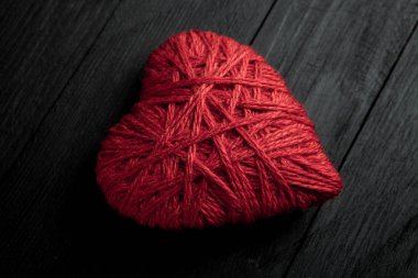 Sevgililer günü. Sevgililer günü tebrik kartı. Ahşap arka plan üzerinde kalp. Aşkın kalp