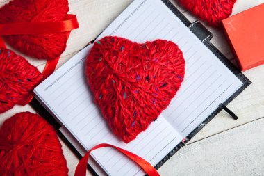 Sevgililer günü. Sevgililer günü tebrik kartı. Ahşap arka plan üzerinde kalp. Aşkın kalp