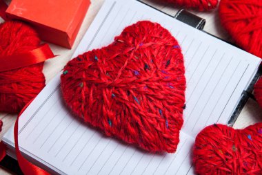 Sevgililer günü. Sevgililer günü tebrik kartı. Ahşap arka plan üzerinde kalp. Aşkın kalp