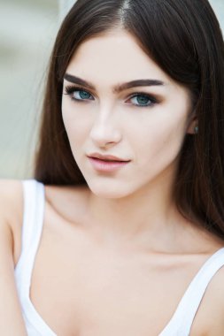 Güzel bir kadın yüzü portre güzellik cilt bakım kavramı. Moda güzellik modeli