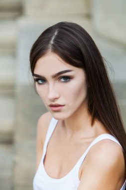 Güzel bir kadın yüzü portre güzellik cilt bakım kavramı. Moda güzellik modeli