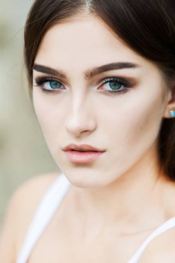 Güzel bir kadın yüzü portre güzellik cilt bakım kavramı. Moda güzellik modeli