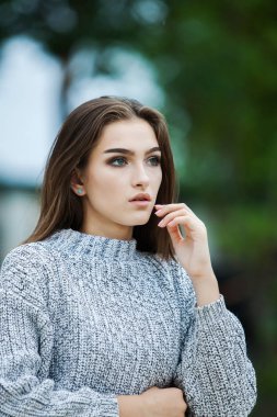 Güzel bir kadın yüzü portre güzellik cilt bakım kavramı. Moda güzellik modeli