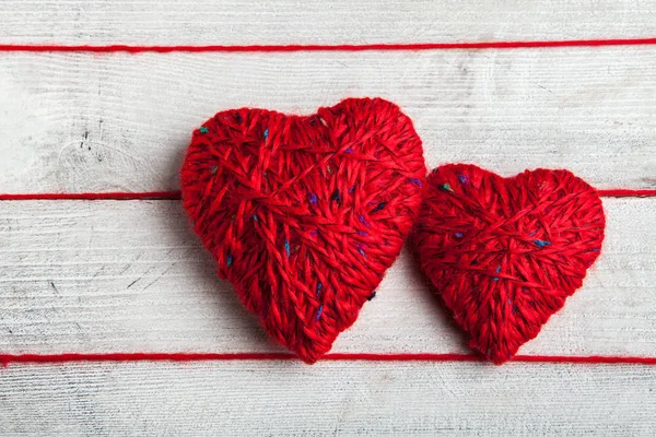 Вітальна Листівка День Святого Валентина Рукотворні Серця Дерев Яному Столі — стокове фото