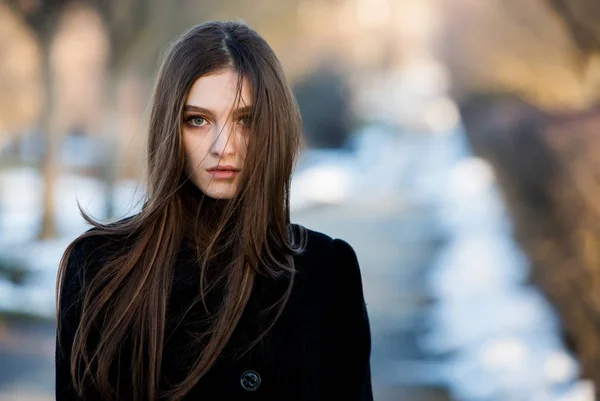 Retrato Uma Menina Bonita Com Cabelo Voador Vento Jovem Mulher — Fotografia de Stock