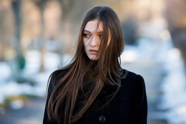 Portret Van Een Mooi Meisje Met Vliegende Haren Wind Triest — Stockfoto