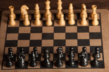 Satranç taşları ile satranç masası. Satranç koyu arka plan üzerinde. İş başarı kavramı. Strateji. Şah-mat. 