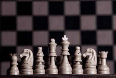 Satranç taşları ile satranç masası. Satranç koyu arka plan üzerinde. İş başarı kavramı. Strateji. Şah-mat. 