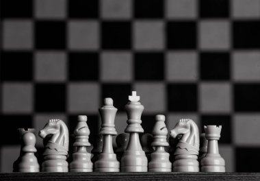 Satranç taşları ile satranç masası. Satranç koyu arka plan üzerinde. İş başarı kavramı. Strateji. Şah-mat. 