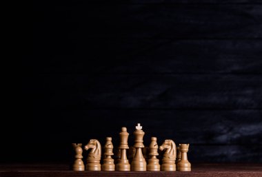 Satranç taşları ile satranç masası. Satranç koyu arka plan üzerinde. İş başarı kavramı. Strateji. Şah-mat. 