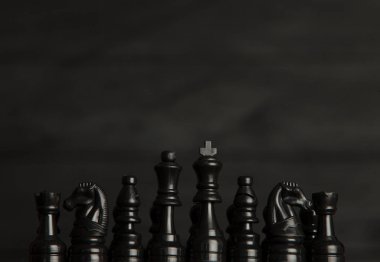 Satranç taşları ile satranç masası. Satranç koyu arka plan üzerinde. İş başarı kavramı. Strateji. Şah-mat. 