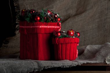 Dekoratif hediye kutusu. Noel hediye kutuları. Sevgililer günü hediyesi. Karanlık arka planda Noel hediyeleri. 