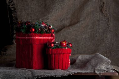 Dekoratif hediye kutusu. Noel hediye kutuları. Sevgililer günü hediyesi. Karanlık arka planda Noel hediyeleri. 