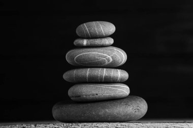 Zen heykel. Uyum ve denge, cairn, ahşap masa üzerinde dengeli taşlar