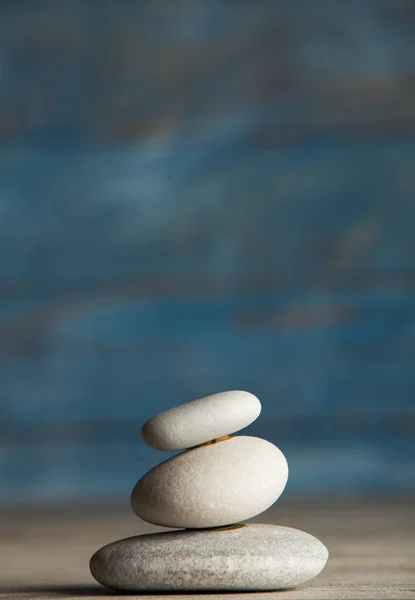 Zen Sochařství Harmonie Rovnováhy Mohyla Vyrovnanost Kameny Dřevěný Stůl — Stock fotografie