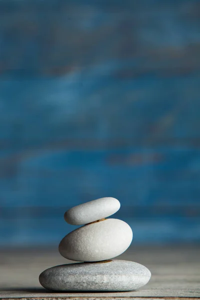 Escultura Zen Harmonia Equilíbrio Cairn Pedras Equilíbrio Mesa Madeira — Fotografia de Stock