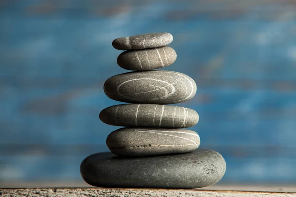 Escultura Zen Armonía Equilibrio Cairn Piedras Aplomo Sobre Mesa Madera —  Fotos de Stock