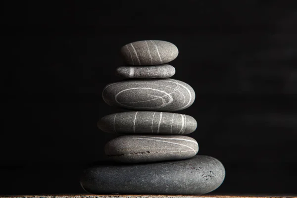 Escultura Zen Harmonia Equilíbrio Cairn Pedras Equilíbrio Mesa Madeira — Fotografia de Stock