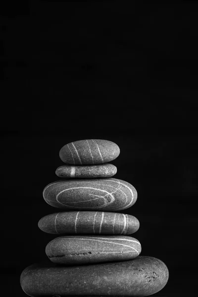 Scultura Zen Armonia Equilibrio Cairn Pietre Portamento Sul Tavolo Legno — Foto Stock