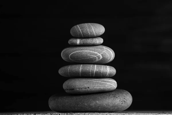 Escultura Zen Harmonia Equilíbrio Cairn Pedras Equilíbrio Mesa Madeira — Fotografia de Stock