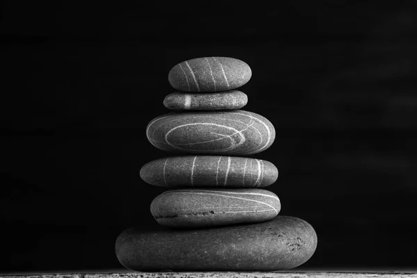 Zen Sculpture Harmony Balance Cairn Poise Stones Wooden Table — Stock Photo, Image