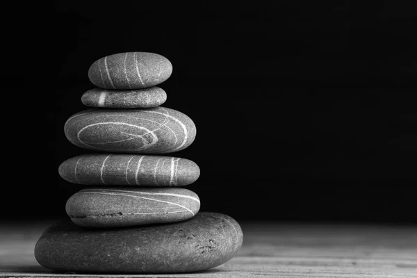 Escultura Zen Armonía Equilibrio Cairn Piedras Aplomo Sobre Mesa Madera —  Fotos de Stock