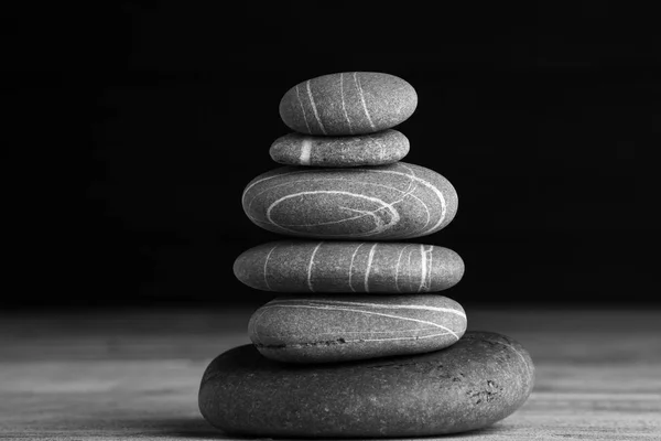 Escultura Zen Armonía Equilibrio Cairn Piedras Aplomo Sobre Mesa Madera —  Fotos de Stock