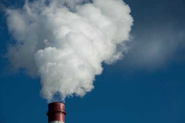 Hava kirliliği. Zararlı emisyonların. Kötü ekoloji. Fabrika duman pipedirty gökyüzü, ekoloji sorunları üzerinde gelen duman