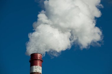 Hava kirliliği. Zararlı emisyonların. Kötü ekoloji. Fabrika duman pipedirty gökyüzü, ekoloji sorunları üzerinde gelen duman