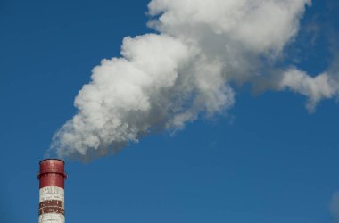 Hava kirliliği. Zararlı emisyonların. Kötü ekoloji. Fabrika duman pipedirty gökyüzü, ekoloji sorunları üzerinde gelen duman