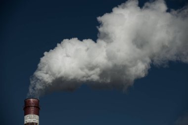 Hava kirliliği. Zararlı emisyonların. Kötü ekoloji. Fabrika duman pipedirty gökyüzü, ekoloji sorunları üzerinde gelen duman