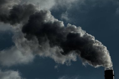 Hava kirliliği. Zararlı emisyonların. Kötü ekoloji. Fabrika duman pipedirty gökyüzü, ekoloji sorunları üzerinde gelen duman