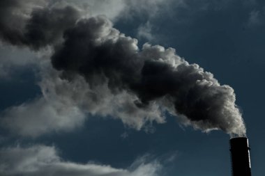 Hava kirliliği. Zararlı emisyonların. Kötü ekoloji. Fabrika duman pipedirty gökyüzü, ekoloji sorunları üzerinde gelen duman