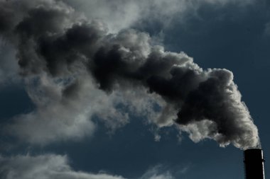 Hava kirliliği. Zararlı emisyonların. Kötü ekoloji. Fabrika duman pipedirty gökyüzü, ekoloji sorunları üzerinde gelen duman