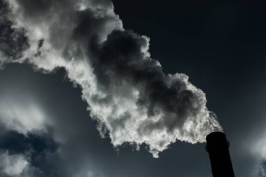 Hava kirliliği. Zararlı emisyonların. Kötü ekoloji. Fabrika duman pipedirty gökyüzü, ekoloji sorunları üzerinde gelen duman