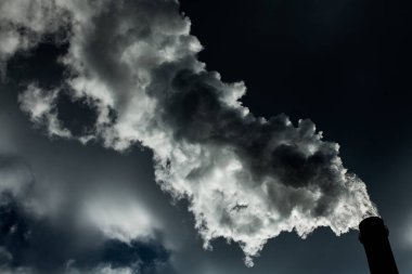 Hava kirliliği. Zararlı emisyonların. Kötü ekoloji. Fabrika duman pipedirty gökyüzü, ekoloji sorunları üzerinde gelen duman