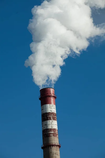 Poluição Emissões Nocivas Ecologia Fumaça Tubulação Fabricafumaça Suja Céu Problemas — Fotografia de Stock