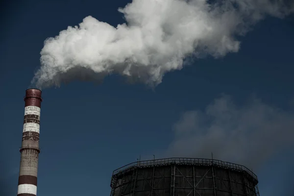 Poluição Emissões Nocivas Ecologia Fumaça Tubulação Fabricafumaça Suja Céu Problemas — Fotografia de Stock