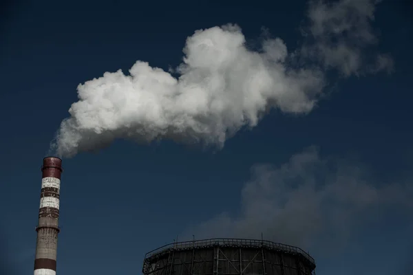 Poluição Emissões Nocivas Ecologia Fumaça Tubulação Fabricafumaça Suja Céu Problemas — Fotografia de Stock