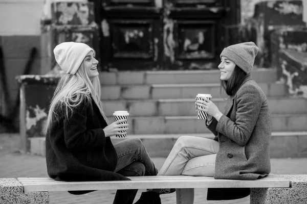 Raparigas Beber Café Cidade Rir Inverno Livre Pausa Para Café — Fotografia de Stock