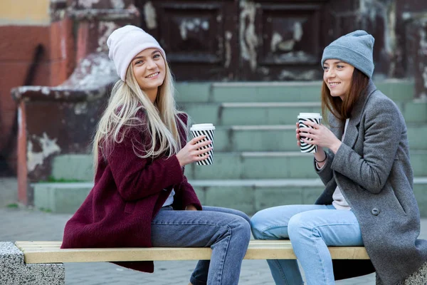 Fiatal Lányok Város Kávét Iszik Nevetve Téli Időjárás Szabadtéri Kávé — Stock Fotó
