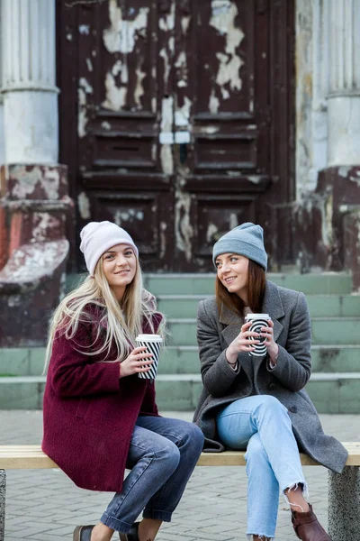 Zwei Freundinnen Entspannen Sich Und Trinken Kaffee Coffee Break Coffee — Stockfoto