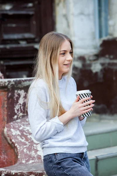 Κομψό Hipster Κορίτσι Πίνοντας Τον Καφέ Στην Οδό Υπαίθρια Μόδα — Φωτογραφία Αρχείου