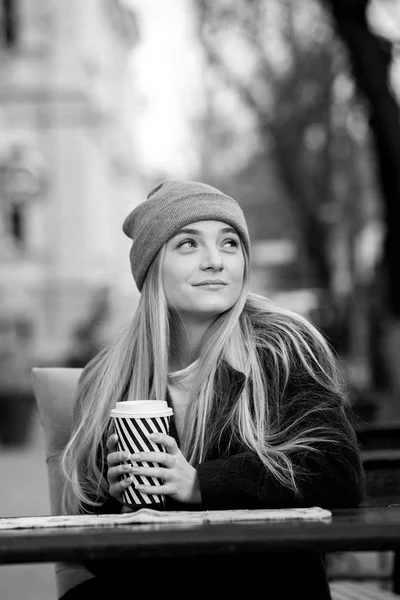 Retrato Moda Livre Jovem Menina Bonita Bebendo Café Para Close — Fotografia de Stock