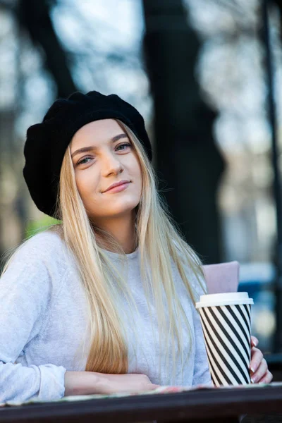 Snygg Hipster Tjej Dricka Kaffe Street Utomhus Mode Porträtt Ung — Stockfoto