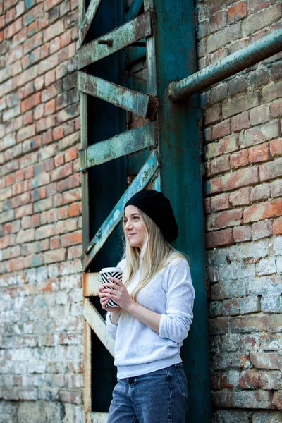 Hermosa Joven Con Una Taza Café Calle Ciudad Descanso Café —  Fotos de Stock