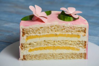 lezzetli pasta bir dilim pasta dilim. şekerli tatlı ahşap arka plan üzerinde. Çok kolay bıçak. Pastayı keselim. Renkli çikolata - vanilya pasta katman