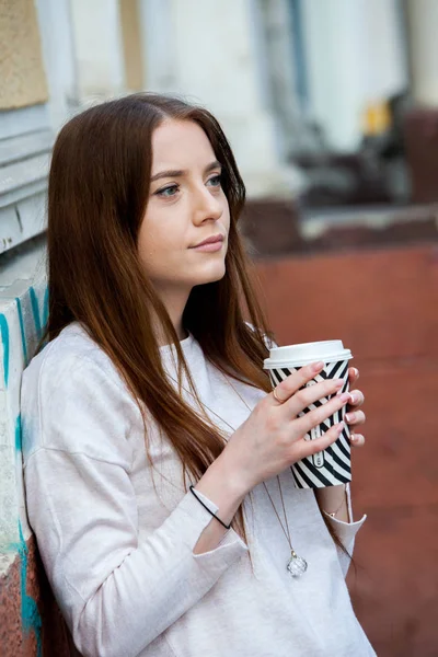 Openlucht Mode Portret Van Jong Mooi Meisje Drinken Koffie Gaan — Stockfoto