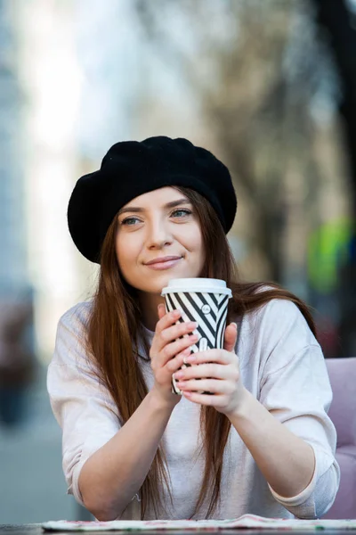 Gambar Mode Luar Ruangan Gadis Cantik Muda Minum Kopi Untuk — Stok Foto