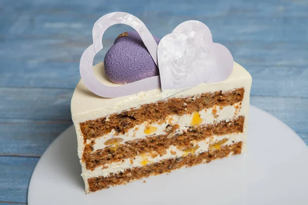 おいしいケーキ ピースのケーキのスライス 木製の背景に甘いデザート ブレードのケーキ ケーキを切った カラフルなチョコレート バニラのレイヤー ケーキ — ストック写真